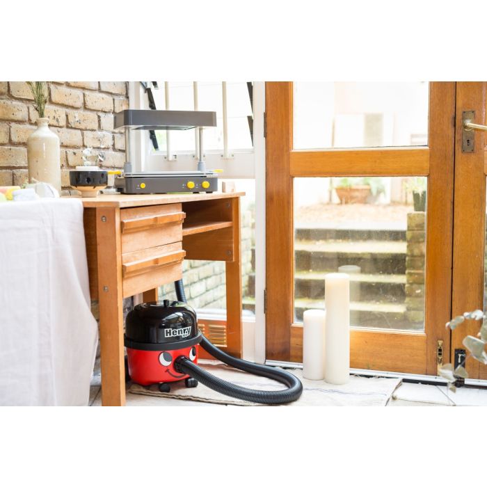 BBW porno videolarni tomosha qiling Ksushenka shokda; otasi uning barcha teshiklarini yirtib tashlamoqda.