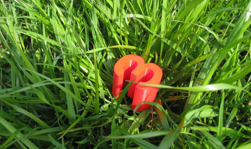 Rot gedruckte 3 im Gras