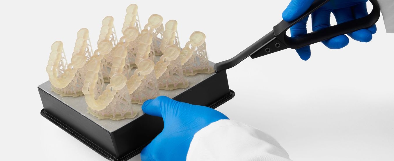 Dentalmodelle werden von Konstruktionsplattform entfernt