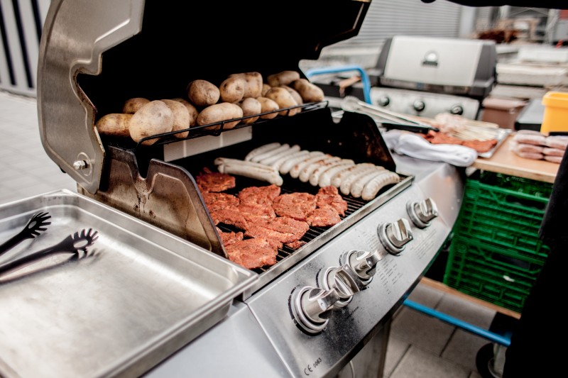 Gut bestückter Grill