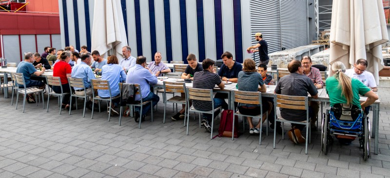 Teilnehmer beim gemeinsamen Essen